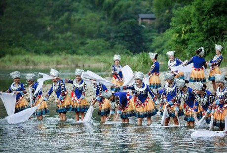 <贵州等你>贵州双高5日游质朴的自然景观、浓郁的少数民族文化，丰富多彩。